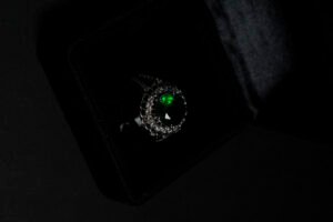 Oval Emerald Design Ring - Image 3