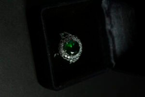 Oval Emerald Design Ring - Image 2