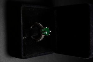 Emerald Gleam Solitaire Design Ring - Image 3