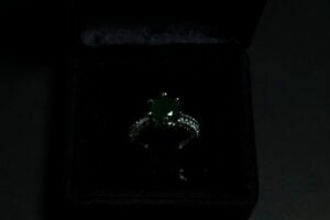 Emerald Gleam Solitaire Design Ring - Image 2